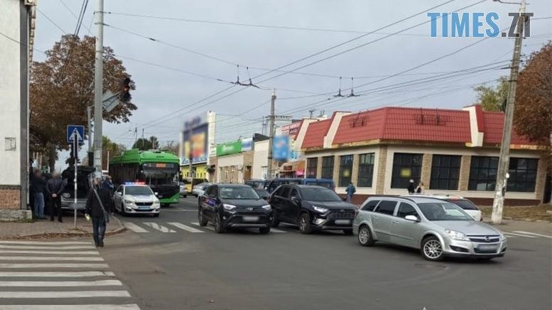 У Житомирі в результаті ДТП легковик вискочив на тротуар та збив перехожу