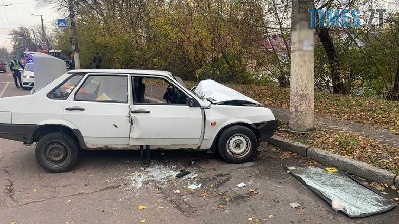 У Житомирі легковик на швидкості влетів у бетонний стовп