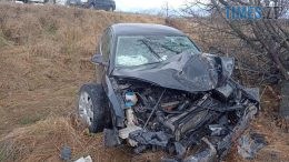 На Звягельщині легковик злетів з траси і протаранив дерево