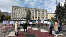 У Житомирі дружини військових вийшли на акцію підтримки закону про демобілізацію