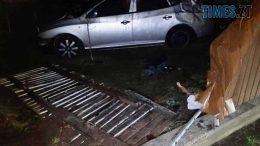 На Звягельщині п`яний водій влетів у паркан: є постраждалі