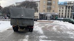 В центрі Житомира водій вантажівки, здаючи назад, збив перехожого