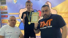 12-річний чемпіон світу з кікбоксингу Артем Погребецький продав через аукціон одну з нагород, аби допомогти ЗСУ