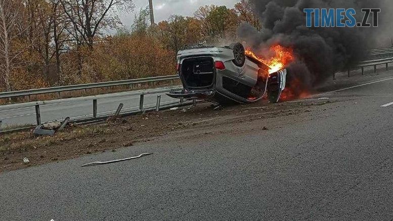 Автотроща на звягельській об'їзній: від удару легковик перевернувся та загорівся