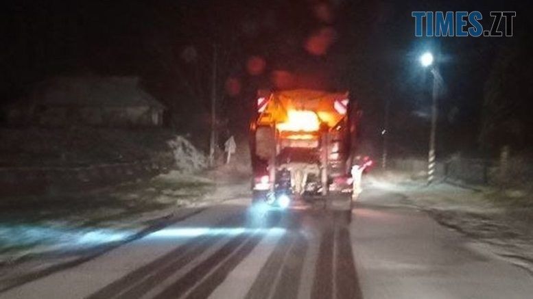 Після нічного снігопаду на Житомирщині інтенсивно працює снігоприбиральна техніка, однак рух транспорту подекуди ускладнений