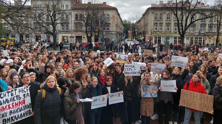 У Львові студенти вимагають звільнити скандальновідому викладачку Ірину Фаріон