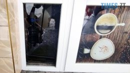 У Звягелі чоловік вибив цеглиною вікно у місцевому кафетерії, виніс гроші і подався їх витрачати