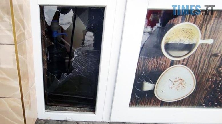 У Звягелі чоловік вибив цеглиною вікно у місцевому кафетерії, виніс гроші і подався їх витрачати