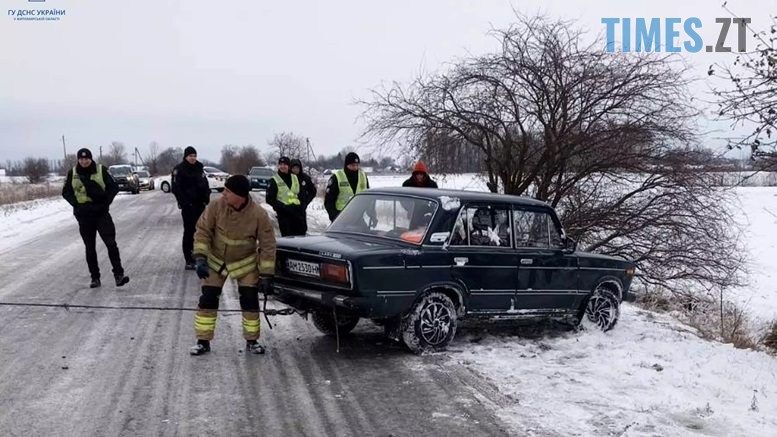 За останню добу через ожеледицю рятувальники Житомирщини дістали з кюветів 8 автомобілей, які злетіли з траси