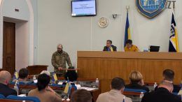 На сесії Житомирської міськради військовий поставив на місце депутатів та мера