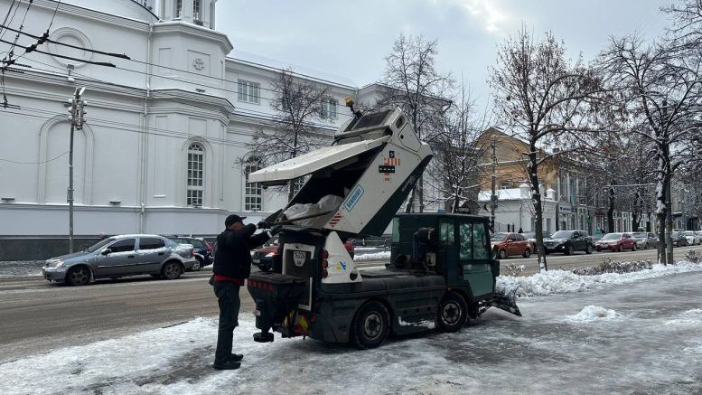 У КП «УАШ» розповіли, як героїчно боролися зі снігом в Житомирі