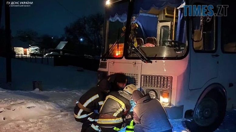 На Житомирщині рятувальники витягли зі снігового замету рейсовий автобус, в якому перебували діти