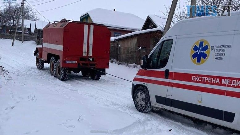 На Коростенщині рятувальники витягли зі снігового замету "карету" швидкої допомоги
