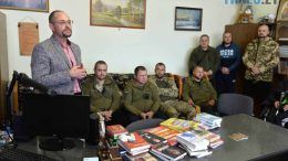 Підпиши та подаруй: в Житомирі триває збір україномовних книг для захисників, які проходять лікування і реабілітацію
