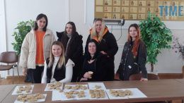 Пшоно, льон, пшениця, овес та смалець: на Житомирщині активісти виготовили поживне «печиво» для птахів