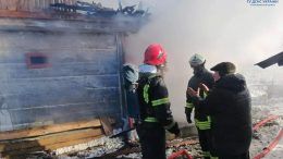 На Звягельщині сусіди врятували господиню з палаючого будинку