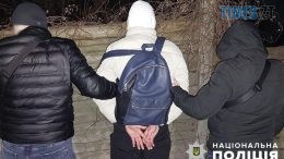 У Звягелі молодик намагався продати на вулиці пістолет