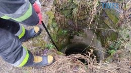 На Звягельщині рятувальники дістали з закинутої криниці тіло чоловіка