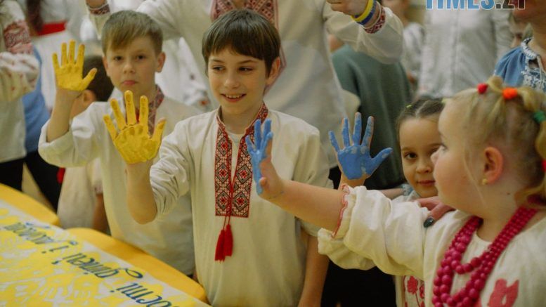 «Разом переможемо!» В Житомирському Центрі творчості дітлахи створили ланцюг Єдності