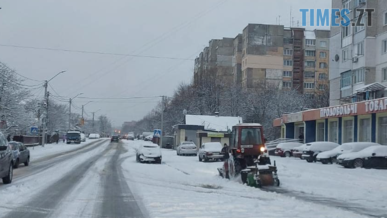 Минулої ночі на Житомирщині випало 15 см снігу: в області у посиленому режимі працюють дорожники