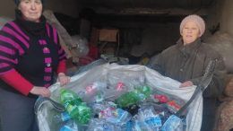 У Коростишеві волонтерки сортують вторсировину, здають на переробку і за виручені кошти допомагають ЗСУ