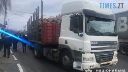 На околиці Житомира правоохоронці затримали вантажівку з краденим лісом