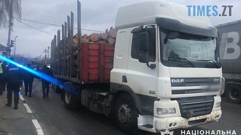 На околиці Житомира правоохоронці затримали вантажівку з краденим лісом