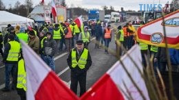 Туск: Польща може тимчасово закрити кордон з Україною для торгівлі товарами