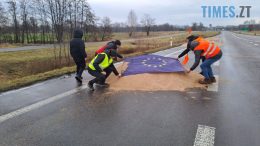 Польські фермери висипали на дорогу українське зерно