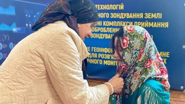 До Дня української жінки: у Житомирі викладачка Тетяна Коткова показала хустки із родинної колекції