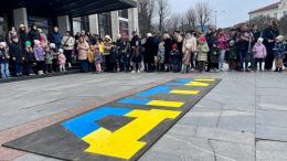 Напис "ДІТИ" на асфальті: біля драмтеатру в Житомирі вшанували загиблих два роки тому в Маріуполі