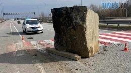 На трасі Київ-Чоп просто під час руху з вантажівки випав гігантський камінь