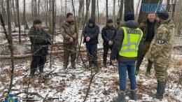 На Житомирщині СБУ затримала членів угруповання, які видобували бурштин у прикордонні з білоруссю