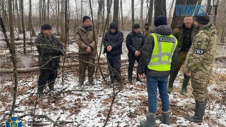 На Житомирщині СБУ затримала членів угруповання, які видобували бурштин у прикордонні з білоруссю