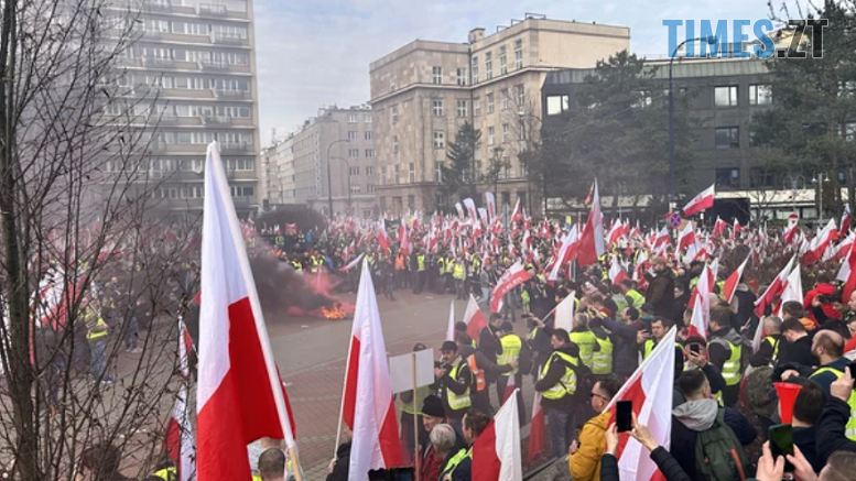 Польські фермери вийшли на масштабну акцію протесту у Варшаві з антиукраїнськими гаслами