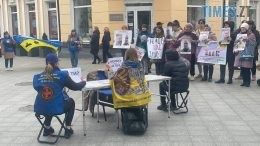 «Чекаю на тебе»: у центрі Житомира влаштували перформанс на підтримку полонених воїнів