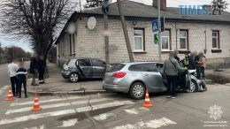У Житомирі в результаті ДТП один з автомобілів вилетів на тротуар
