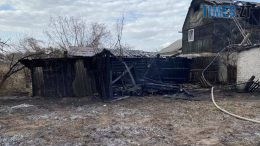 На Олевщині через паління сухостою зайнялася дровітня, гараж та дві господарські споруди