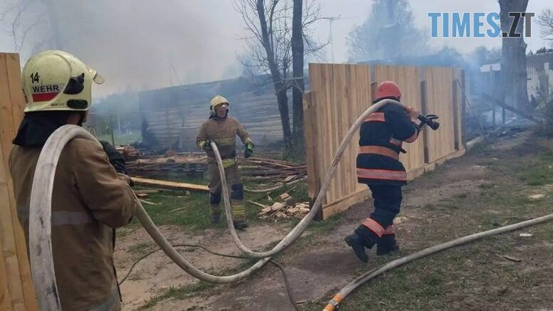 У Народицькій громаді сусіди врятували чоловіка з палаючого будинку