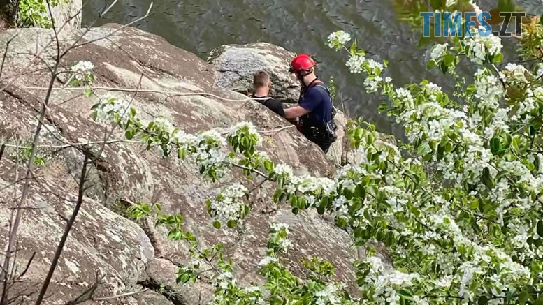 У Житомирі рятувальники допомогли дістати чоловіка, який зірвався з 20-метрової скелі