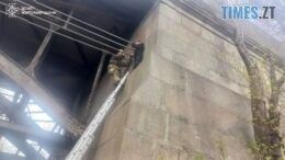 У Коростишеві рятувальники допомогли дитині спуститися з кількаметрової опори мосту