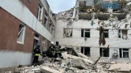 російські терористи вдарили ракетою по Чернігову: 11 людей загинуло, ще майже 50 постраждало