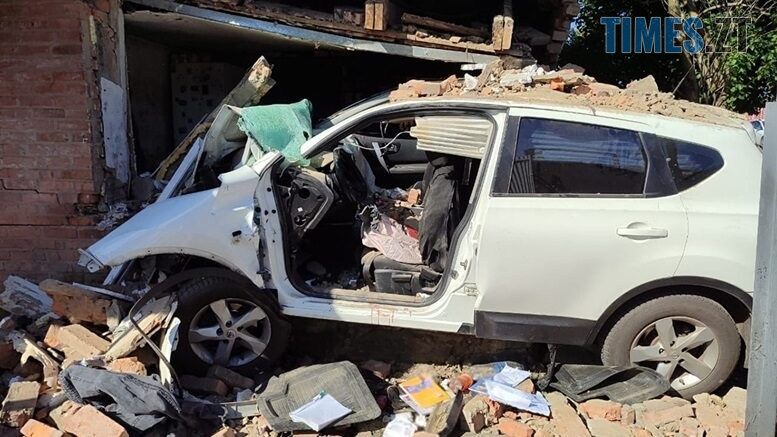 У Бердичеві автомобіль на швидкості влетів у будинок: є постраждалі