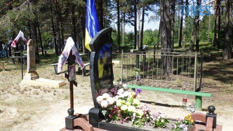 На Овруччині жінка вкрала прапор з могили загиблого воїна