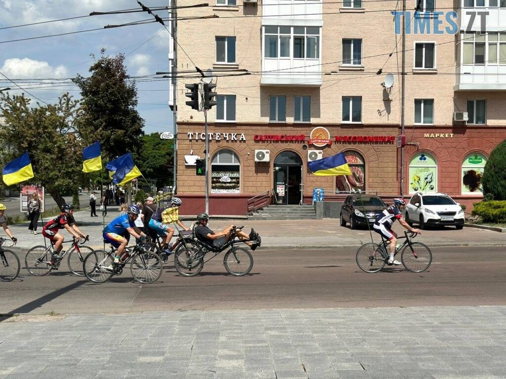 Велосипедом із Парижа до України: у Житомир завітав волонтер із Франції