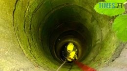 В Андрушівці надзвичайники врятували котика, який впав у глибокий колодязь