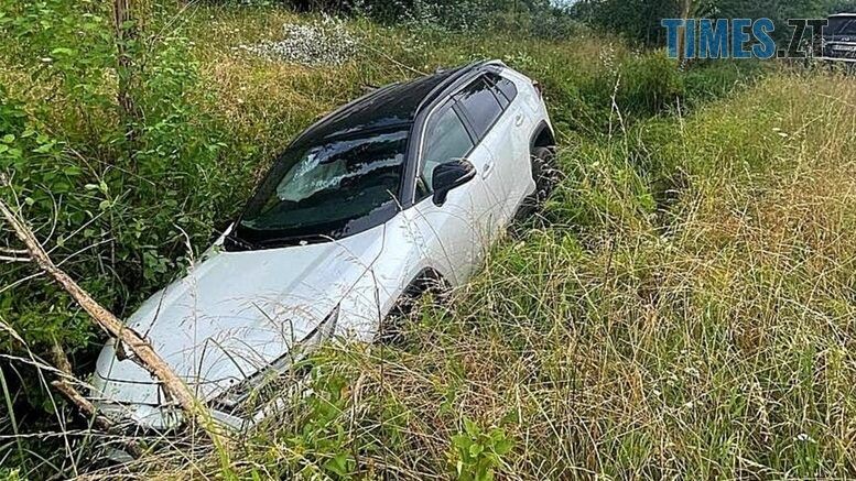 На Бердичівщині через слизьку дорогу в кювет злетіла автівка