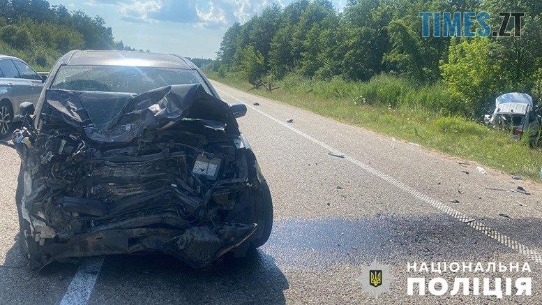 На Коростишівщині легковик на шаленій швидкості влетів у автівку, припарковану на узбіччі: є постраждалі