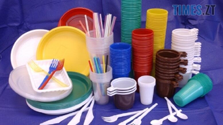 В Україні планують заборонити одноразовий пластиковий посуд, соломинки для коктейлів та гігієнічні ватні палички
