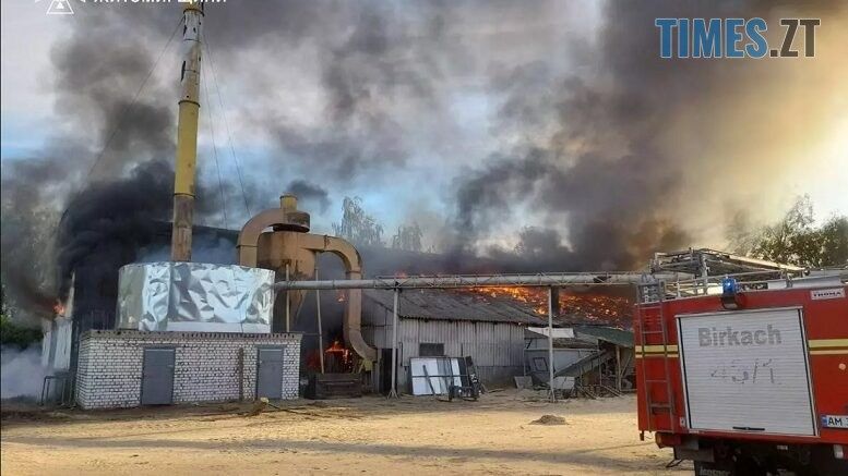 На Коростенщині вогнеборці загасили масштабну пожежу на місцевому підприємстві